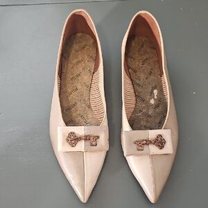 Vintage Elegant Cream Flats with Key Detail. Size 6.5. By PELLON